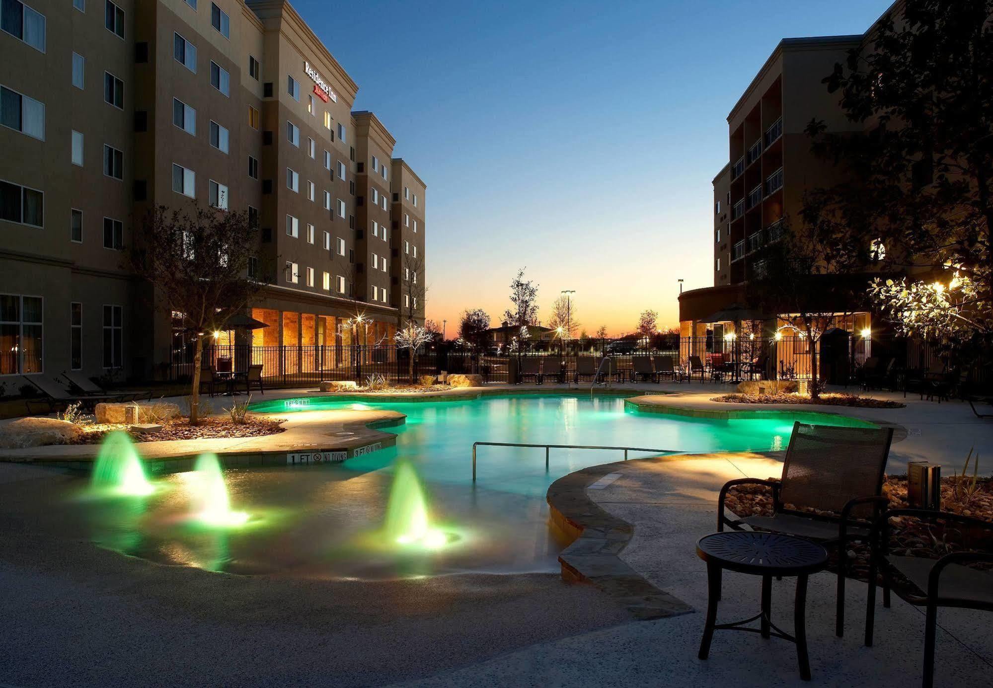 Courtyard By Marriott San Antonio Six Flags At The Rim Hotel Bagian luar foto